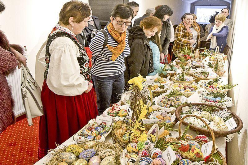 Zawsze wielkim zainteresowaniem cieszą się pisanki zgłoszone do konkursu.<br/>fot.Jacek Szwic