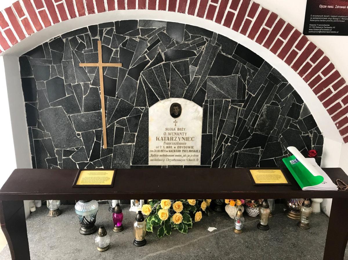 Ojciec Wenanty Katarzyniec zmarł 31 marca 1921 r., mając niespełna 32 lata. Dotychczas spoczywał w podcieniach kalwaryjskiego kościoła. W tych dniach jego doczesne szczątki zostaną przeniesione do nowego grobu we wnętrzu świątyni. <br/>fot.zbiory własne