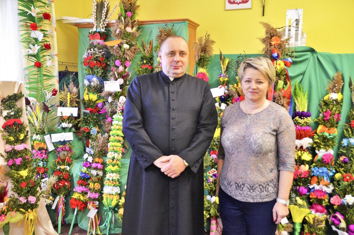 Ks. proboszcz Grzegorz Kowalczyk wraz z inicjatorką kiermaszu Małgorzatą Sobejko.<br/>fot.Ernest Kocan