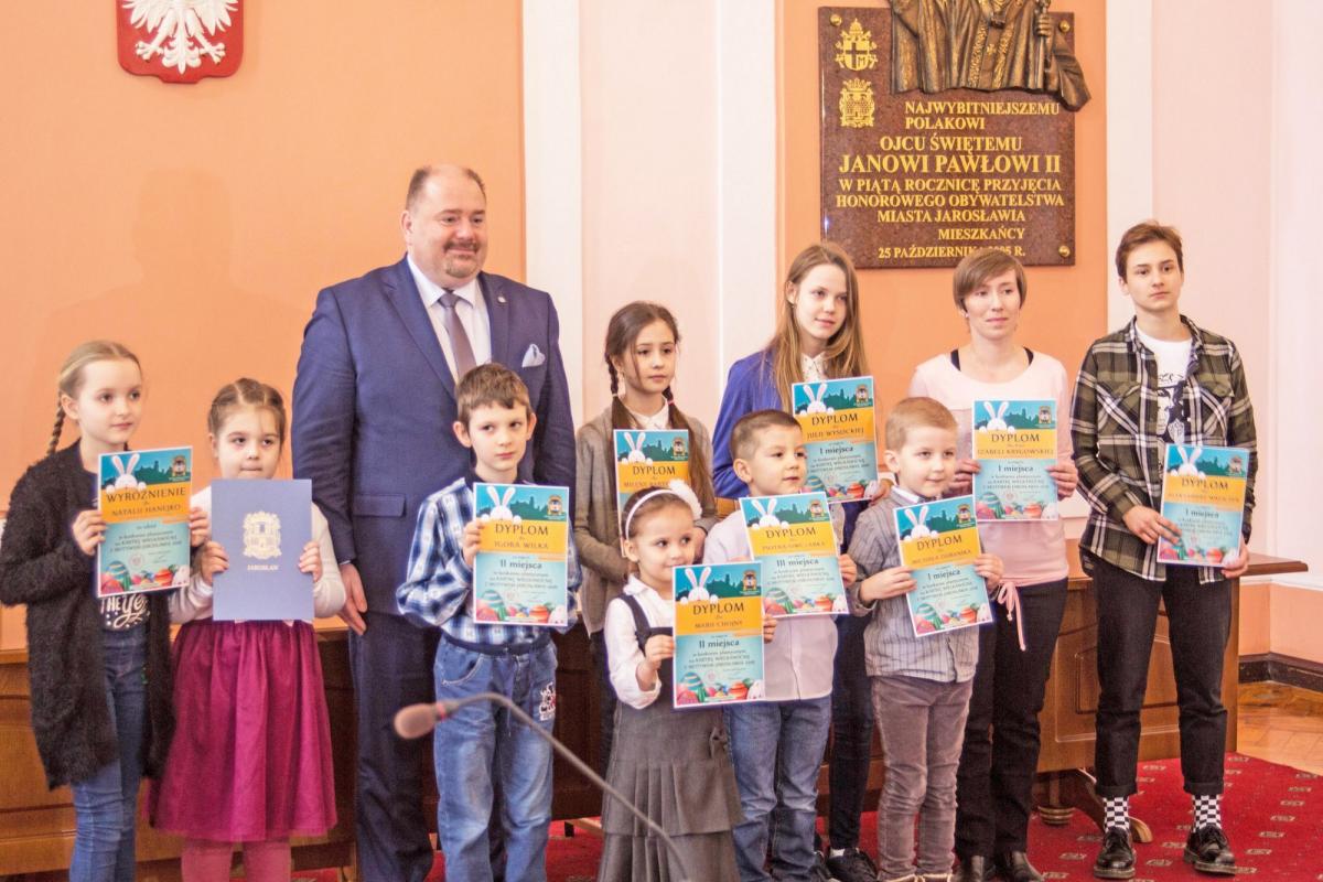 Autorzy najlepszy projektów kartek wielkanocnych z motywem Jarosławia 2018.<br/>fot.Bartłomiej Pacek