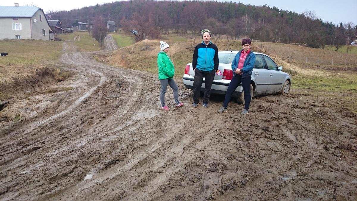 – Nie możemy dojechać do własnych domów – żalą się mieszkańcy. <br/>fot.Paweł Bugira