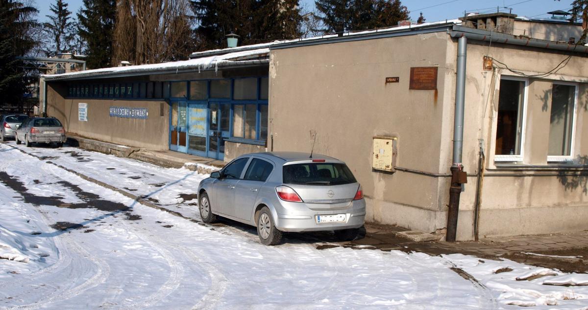 Były klub zakładowy przy ulicy Ofiar Katynia 17 w Przemyślu stoi na razie pusty, ale jak powiedział prezes zarządu „Fibris” SA Krystian Golik, budynek ma zostać zaadaptowany na mieszkania.<br/>fot.Mariusz Godos