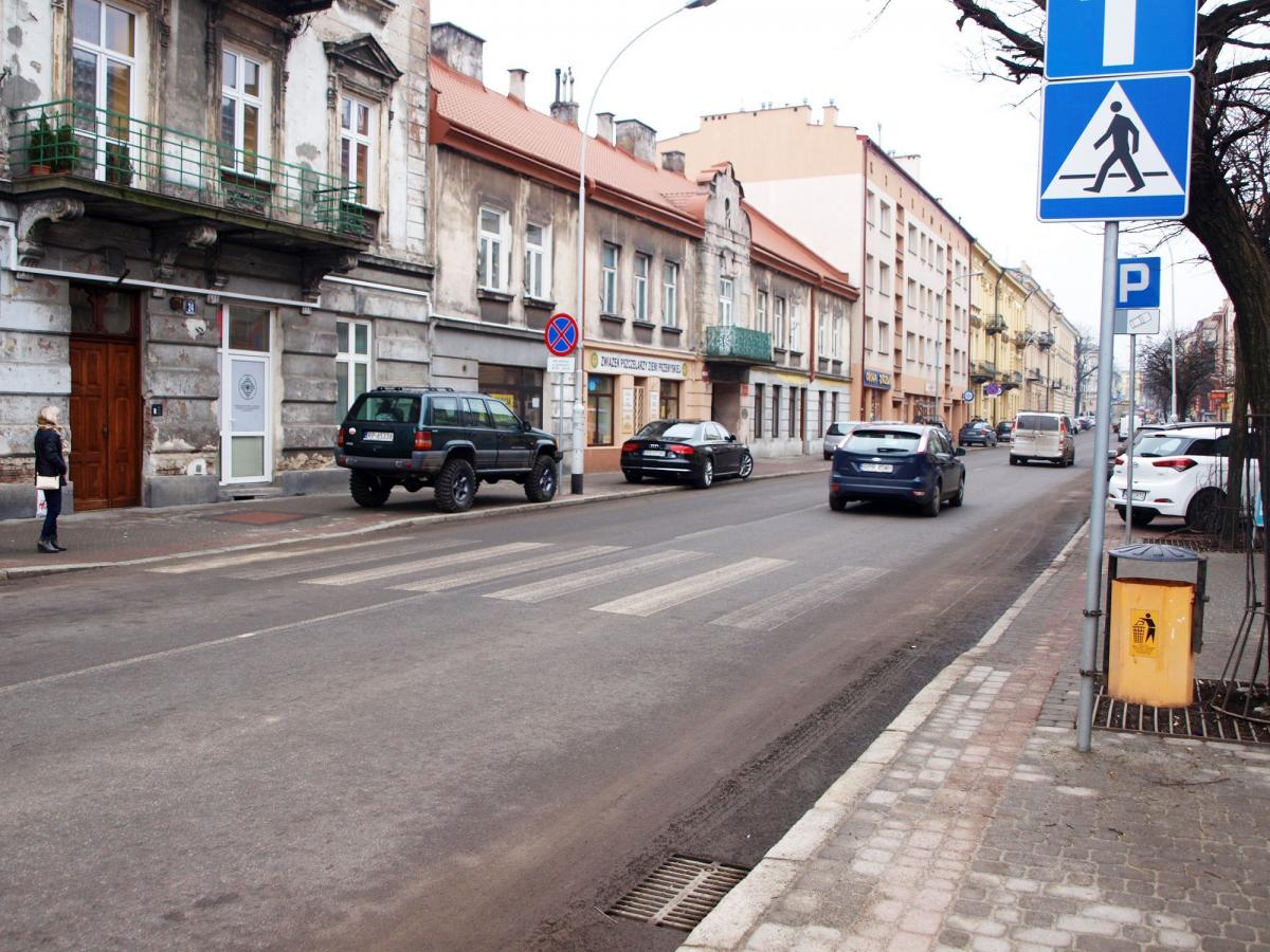Przejście dla pieszych przy ulicy Mickiewicza w Przemyślu, gdzie już kilka razy doszło do potrąceń przechodniów. Białe pasy są ledwo widoczne.<br/>fot.Mariusz Godos