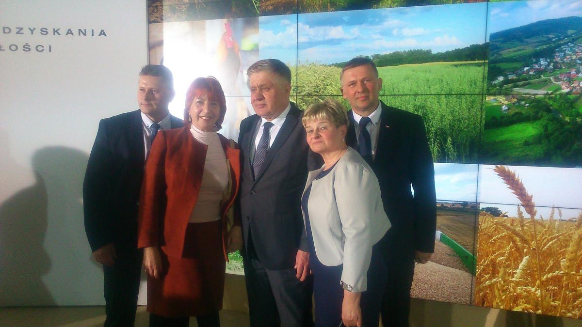 Cztery osoby z terenu powiaty jarosławskiego wyróżnione podczas centralnych uroczystości, związanych z Dniem Sołtysa w towarzystwie jednego z organizatorów święta (w środku).<br/>fot.ze zbiorów własnych