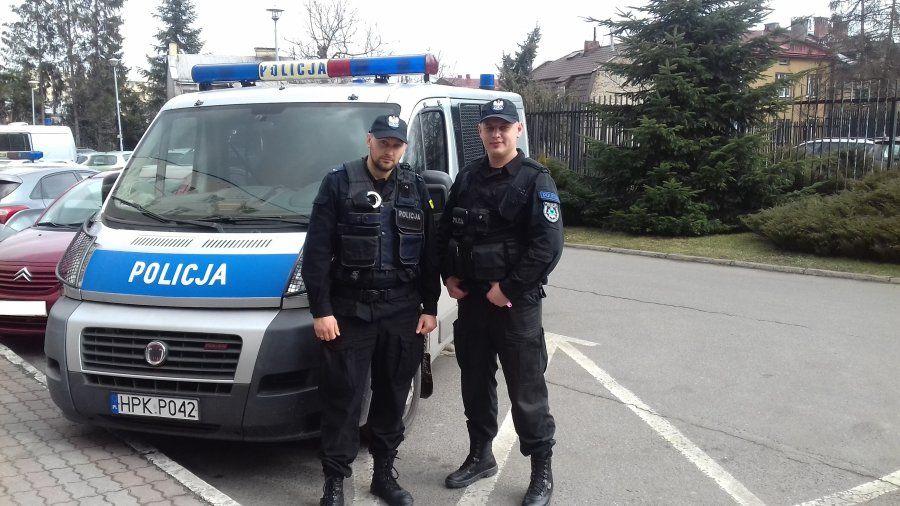 Funkcjonariusze - sierż. Krzysztof Długosz i mł. asp. Dariusz Hajnosz - którzy pomogli kobiecie.<br/>fot.KMP Przemyśl