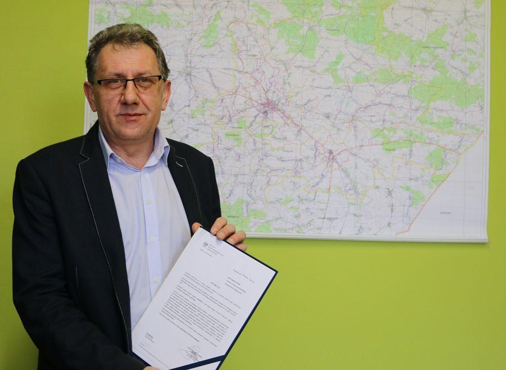 – Dzięki temu zabezpieczymy osuwisko oraz odbudujemy zniszczoną w tym miejscu drogę – cieszy się starosta jarosławski Tadeusz Chrzan.<br/>fot.Starostwo Powiatowe w Jarosławiu