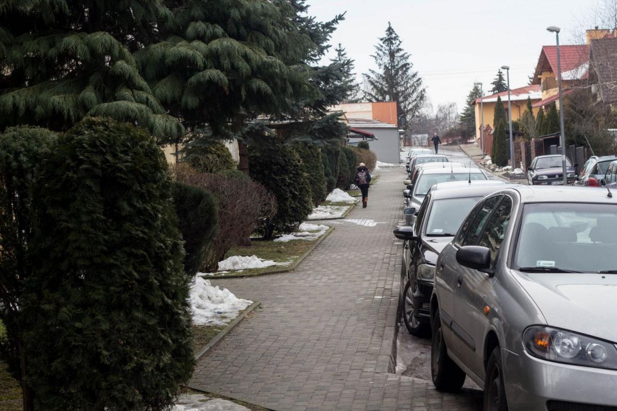 Po drugiej stronie bloku Legionów 20 tuż pod oknami parkuje sznur samochodów. <br/>fot.Bartłomiej Pacek