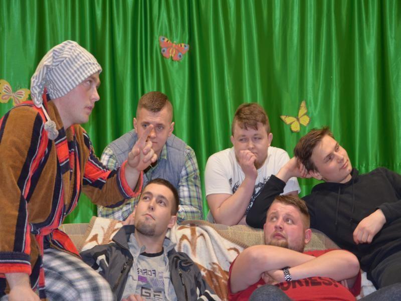 Główną atrakcją był występ męskiej części Grupy Teatralnej „Wkręceni”.<br/>fot.UG Krzywcza
