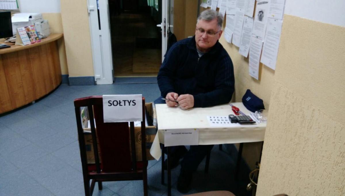 – Teraz swoje biuro mam na korytarzu urzędu. Przez jeden dzień miałem biurko urzędowe, ale mi je zabrali. Przywiozłem z domu swoje – mówi sołtys Żurawicy Janusz Rabka.<br/>fot.ze zbiorów własnych