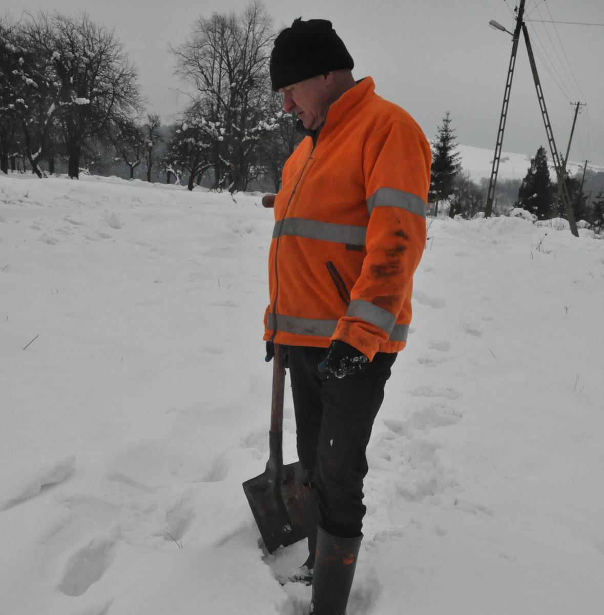 Roman Łazorko pokazuje ślady pozostawione na śniegu. Do kogo należały?

<br/>fot.Paweł Bugira