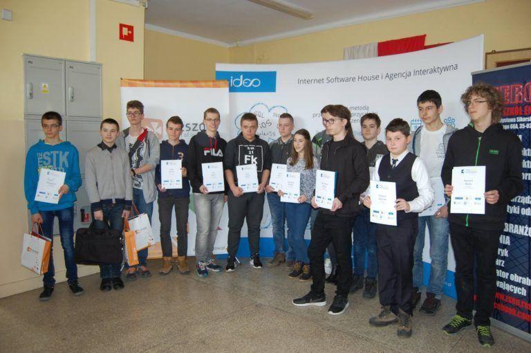 Finaliści w kategorii gimnazjum 2017 r. Pierwsze miejsce w tej kategorii zajął Paweł Michalski z Publicznego Gimnazjum nr 2 im. Ks. St. Konarskiego w Jarosławiu. <br/>fot.materiały organizatora