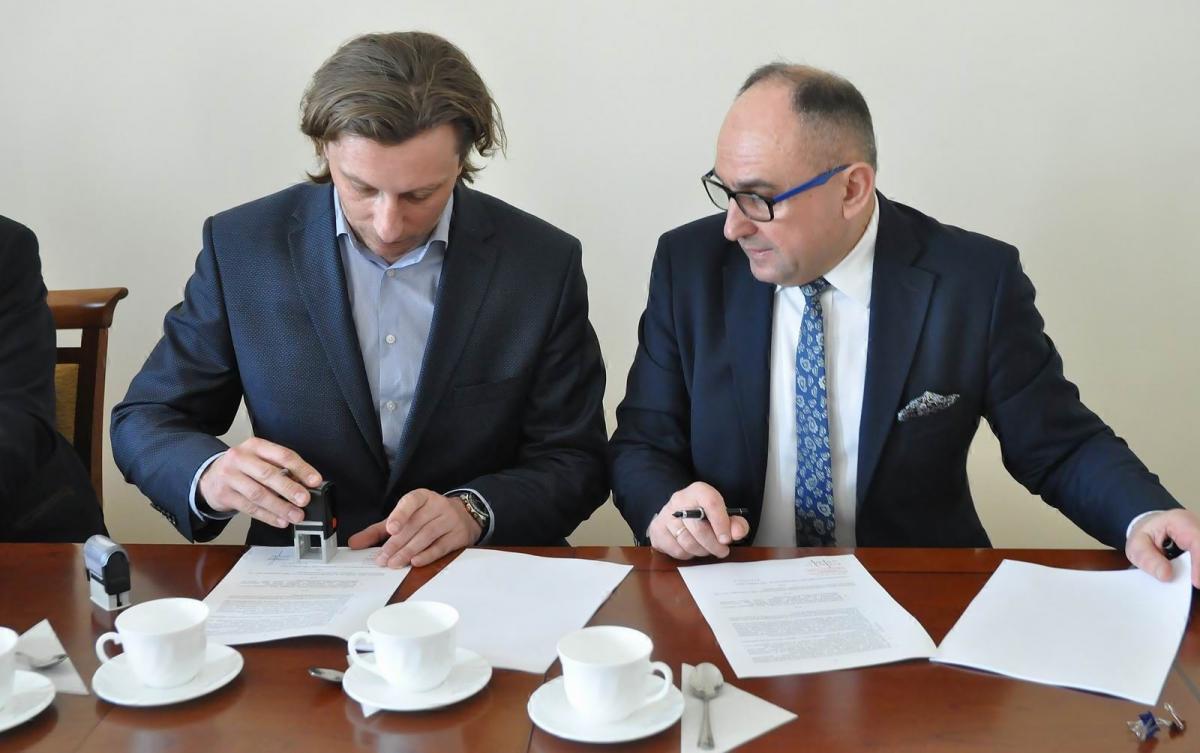 Umowę na realizację prac podpisano 9 marca w Starostwie Powiatowym w Przemyślu. Na zdjęciu dyrektor rzeszowskiego oddziału firmy Strabag Maciej Łukaszek (z lewej) i Janusz Hołyszko, dyrektor Zarządu Dróg Powiatowych w Przemyślu. <br/>fot.Paweł Bugira