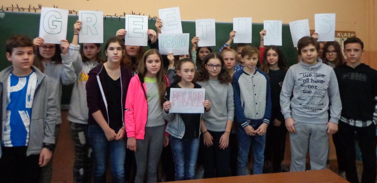 Otrzymując odpowiedź od piłkarzy Realu Madryt, radość uczniów klasy VI d z SP 14 w Przemyślu była ogromna.<br/>fot.ze zbiorów własnych