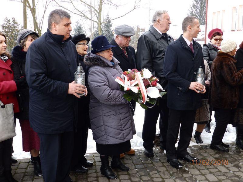 Uczestnicy uroczystości przy tablicy „Golgota Wschodu” złożyli kwiaty i zapalone znicze.<br/>fot.UG Laszki