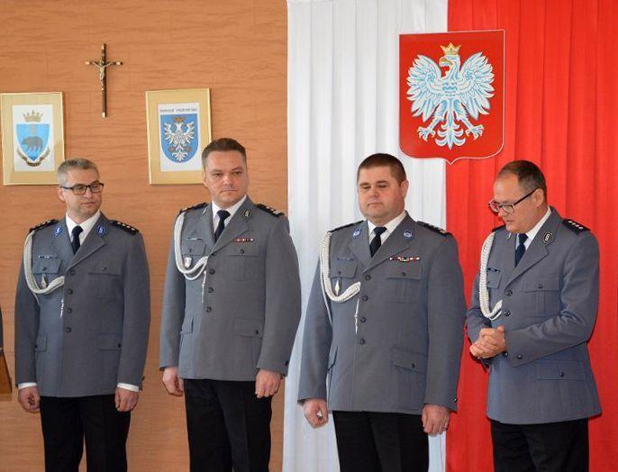 Nadkomisarz Piotr Mazur (pierwszy z prawej) zastąpił na stanowisku inspektor Wojciecha Kiełtykę (drugi z prawej).<br/>fot.KMP Przemyśl