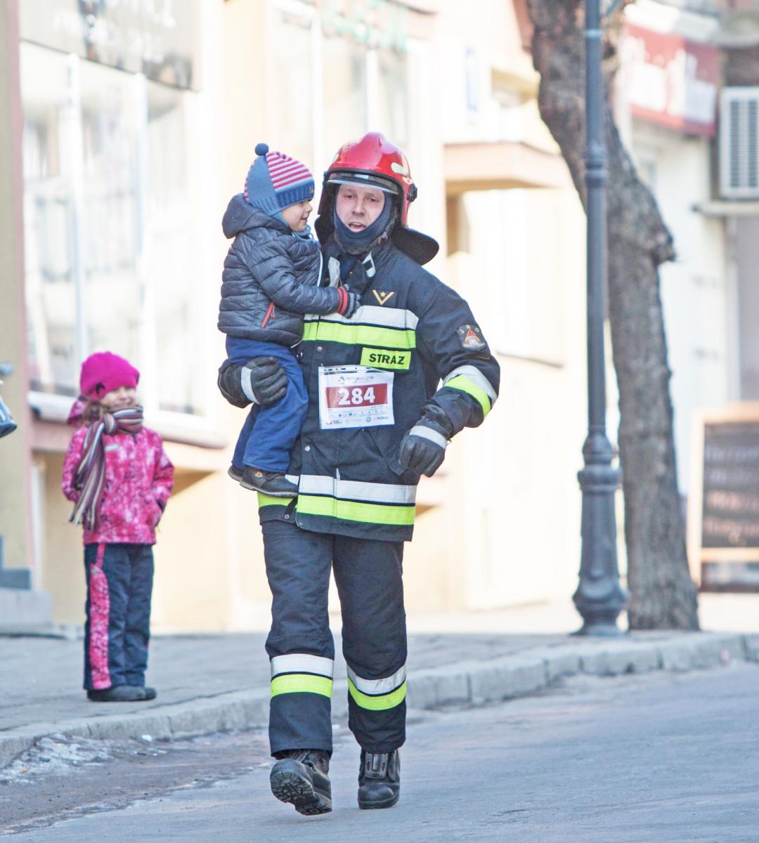 Brawa otrzymał Jakub Sobień, który przebiegł dystans 7 km w strażackim oporządzeniu. <br/>fot.Bartłomiej Pacek