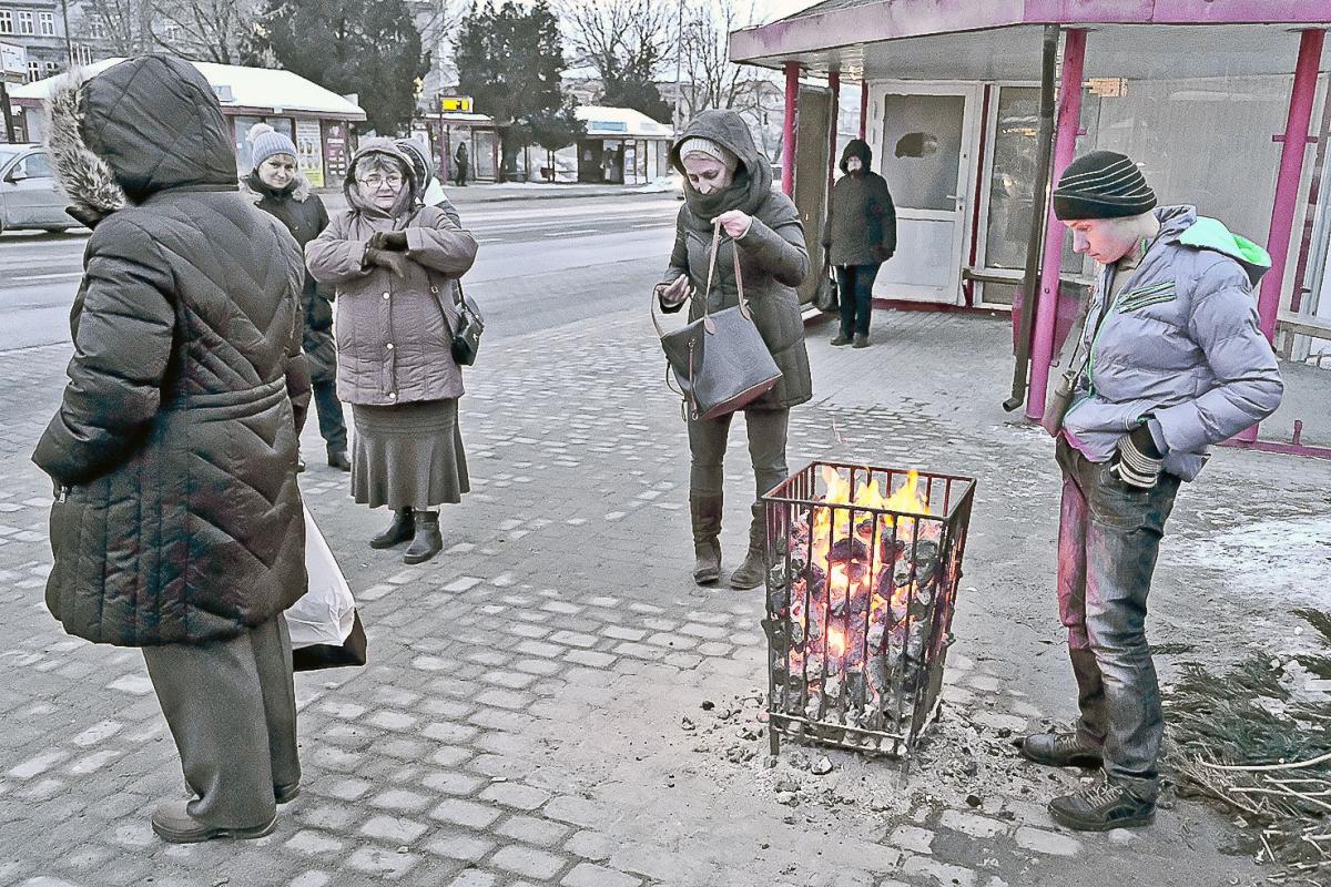 Na przystankach można się było ogrzać przy koszach z koksem.<br/>fot.Jacek Szwic