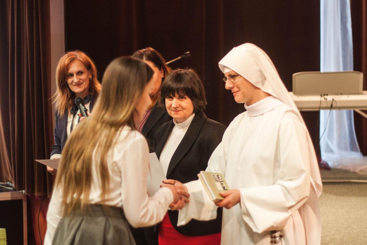 Nagrody i pamiątkowe dyplomy wręczała siostra Jolanta Zakrzewska, dyrektorka szkoły.<br/>fot.Bartłomiej Pacek