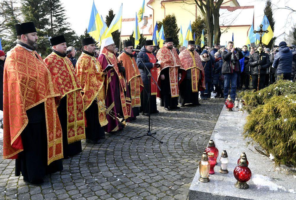 W niedzielnej uroczystości na cmentarzu w Pawłokomie licznie uczestniczyli duchowni i Ukraińcy przybyli m.in. z obwodu lwowskiego.<br/>fot.zbiory własne