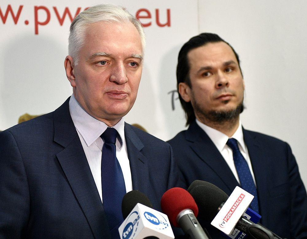 Jarosław Gowin (L), wicepremier, minister nauki i szkolnictwa wyższego i Paweł Trefler (P), rektor Państwowej Wyższej Szkoły Wschodnioeuropejskiej w Przemyślu, podczas konferencji prasowej po spotkaniu ze społecznością uczelnianą.<br/>fot.zbiory własne