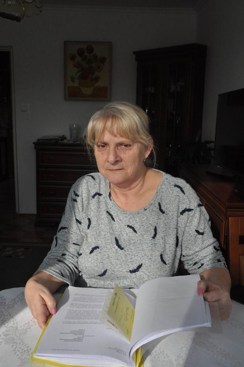 Anna Patelska ma cały skoroszyt pism, związanych ze swoją sprawą. – Skoro spółdzielnia wydała zgodę na remont, powinna pomóc wyegzekwować od sąsiadów naprawienie szkód – uważa. <br/>fot.Paweł Bugira