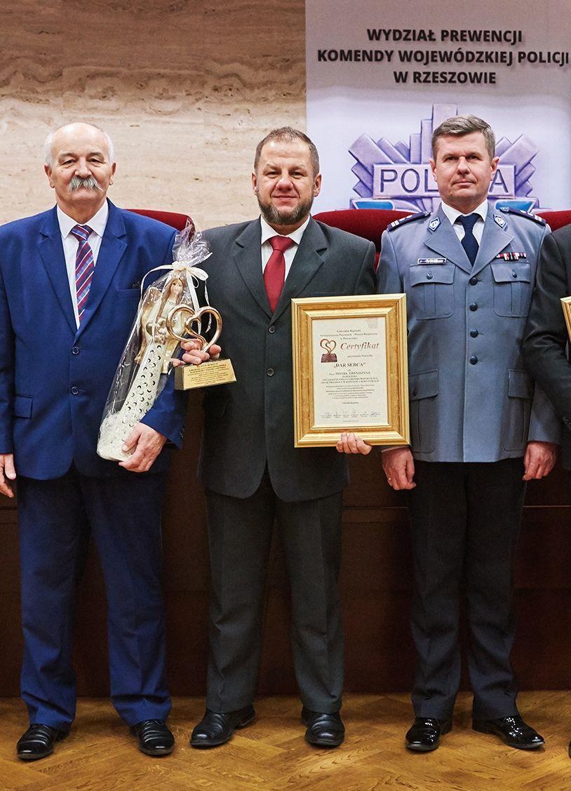 Piotr Hryniszyn (w środku) ze statuetką „Dar Serca”.<br/>fot.Urząd Marszałkowski w Rzeszowie