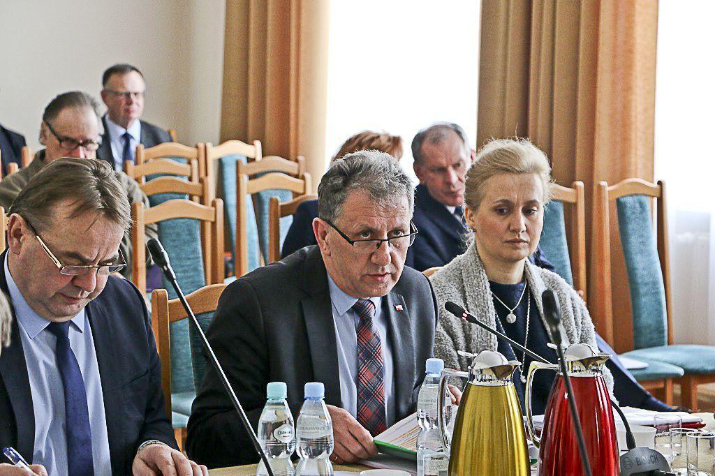 Podczas ostatniej sesji powiatowej radni przeznaczyli i rozdysponowali na remonty czy budowę dróg i chodników aż 7 mln zł. A starosta Tadeusz Chrzan zapowiedział, że to może nie być jeszcze koniec.<br/>fot.Starostwo Powiatowe w Jarosławiu