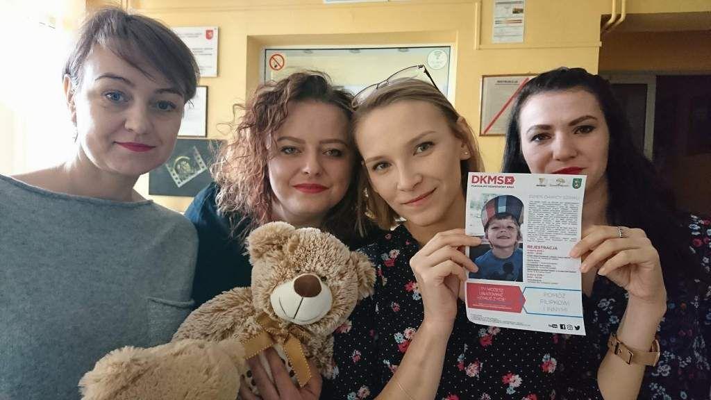 Każdy może przyczynić się do tego, żeby Filip nadal szedł przez życie z uśmiechem na twarzy – przekonują mama 6-latka Iza i wolontariuszki akcji „Los na loterii życia – Filip”.<br/>fot.Facebook  