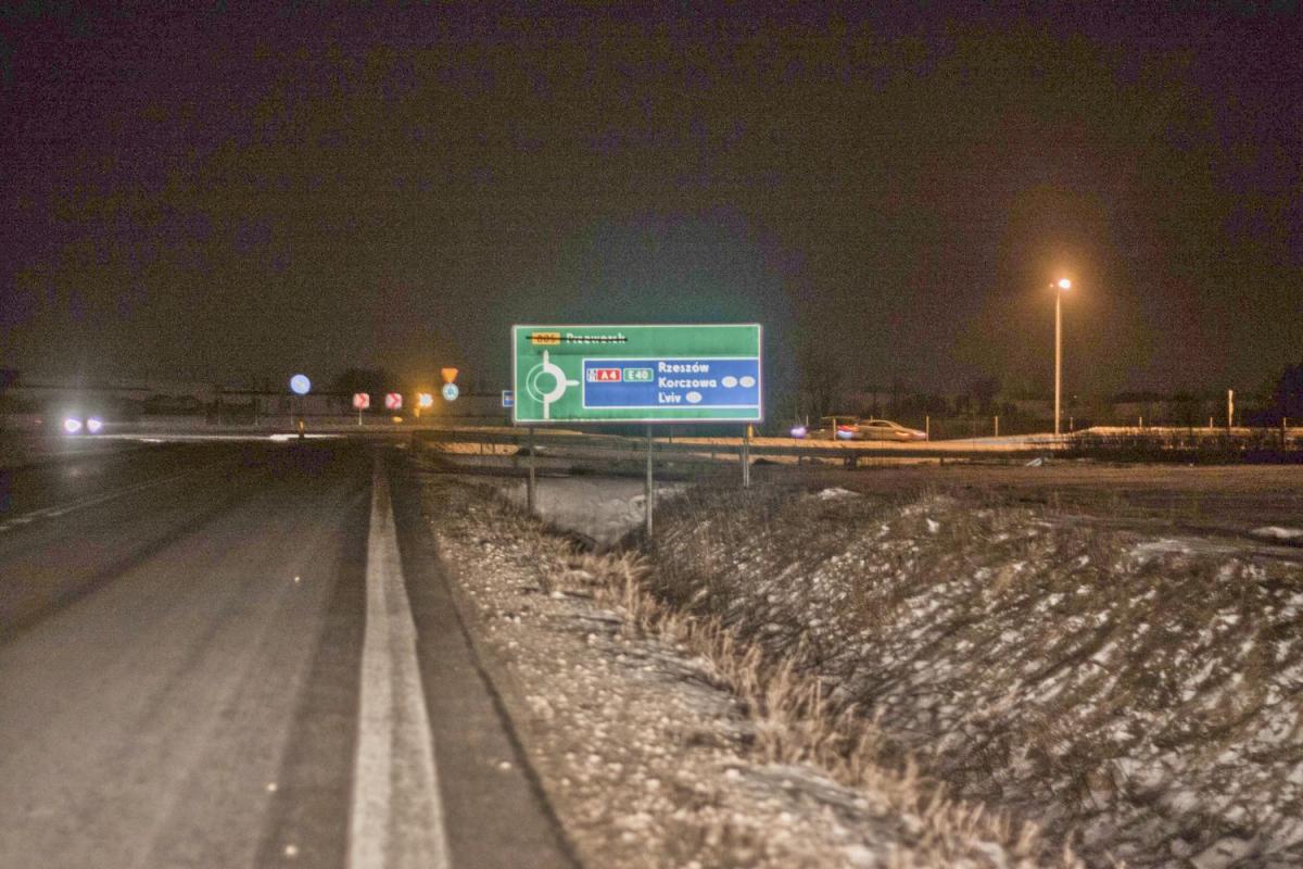 Zjazd z ronda przy węźle Przeworsk na A4 prowadzi obecnie w szczere pole. W przyszłym roku się to zmieni.<br/>fot.Bartłomiej Pacek