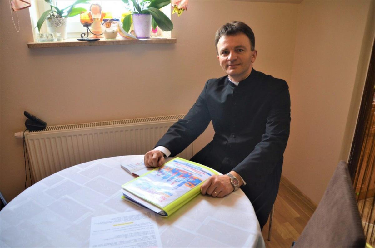 Ks. Krzysztof Szyndler, organizator spotkania młodych w Radymnie.<br/>fot.Ernest Kocan