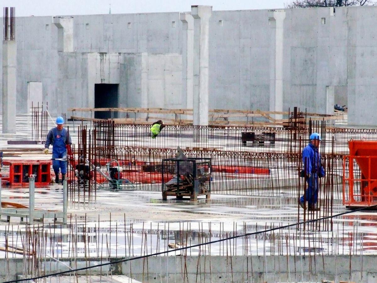 Według raportu w budownictwie zarabia się 3,5 tys. zł brutto.<br/>fot.Paweł Bugira