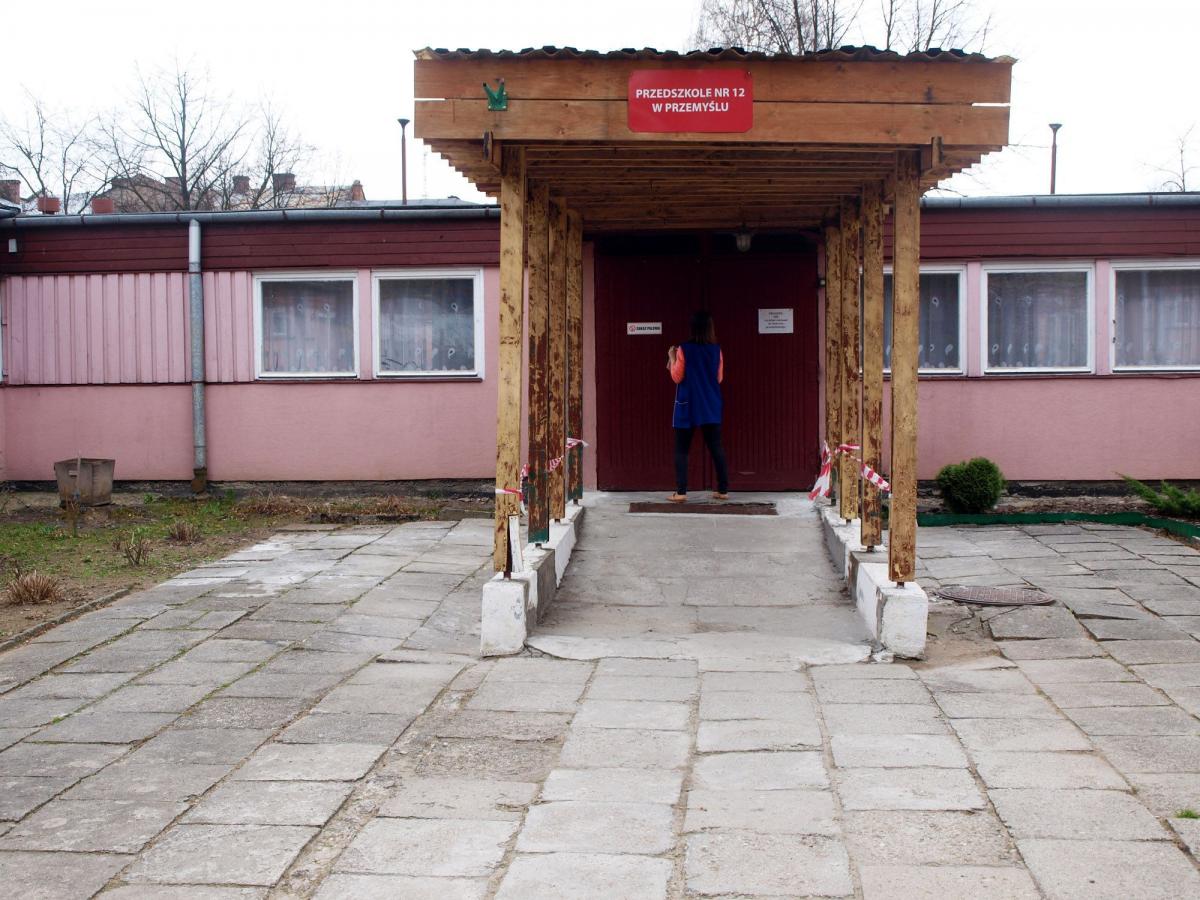 W pokontrolnych protokołach tylko dwie pozycje, dotyczące elementów budynku przy ulicy Dolińskiego 12 w Przemyślu, zakwalifikowane zostały jako „złe”. Chodzi o spoczniki, czyli podesty przy wejściach do budynku oraz stolarkę okienną.<br/>fot.Mariusz Godos