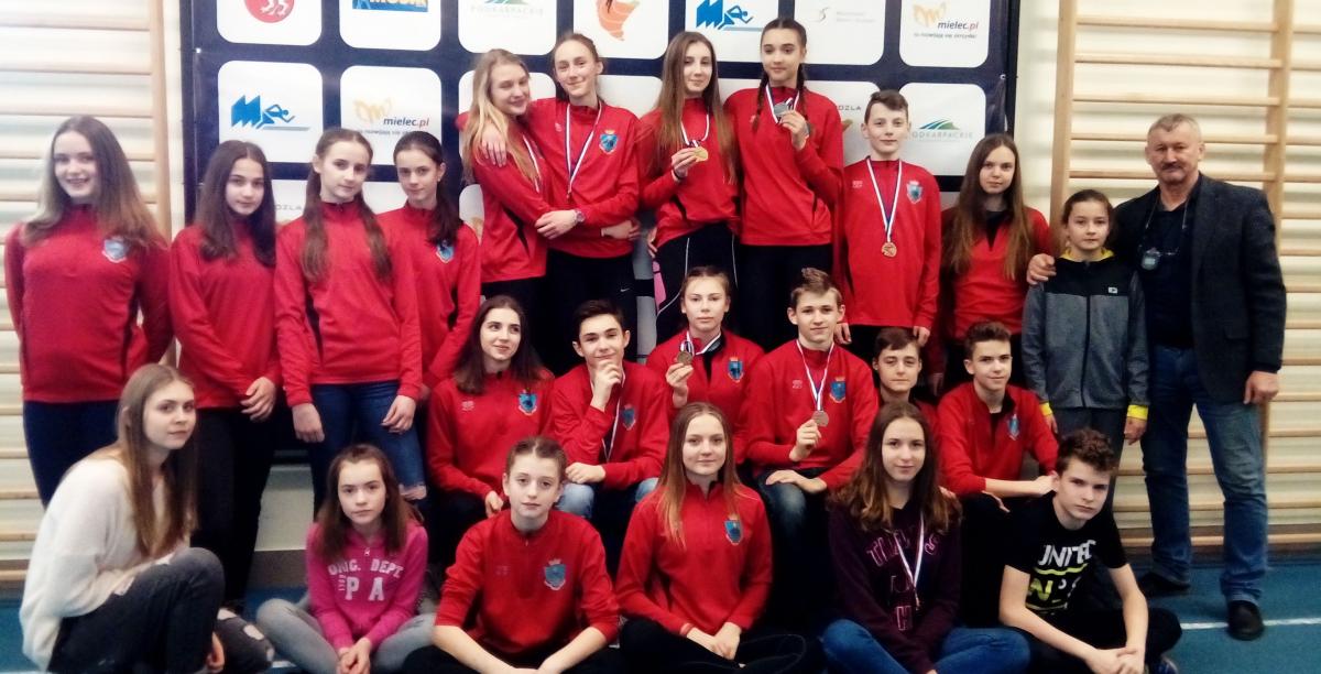 Reprezentacja UKS „Tempo 5” Przemyśl podczas mieleckich zawodów.<br/>fot.ze zbiorów własnych