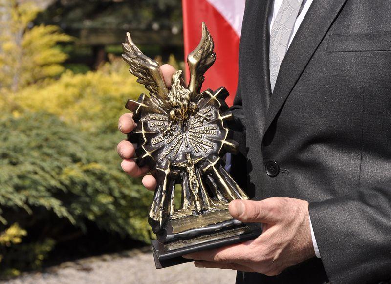 Na zwycięzców tegorocznej edycji czekają książki IPN, statuetki, a także Puchar Przechodni Dowódcy Garnizonu Jarosław przyznawany szkole laureata.<br/>fot.UM Jarosław