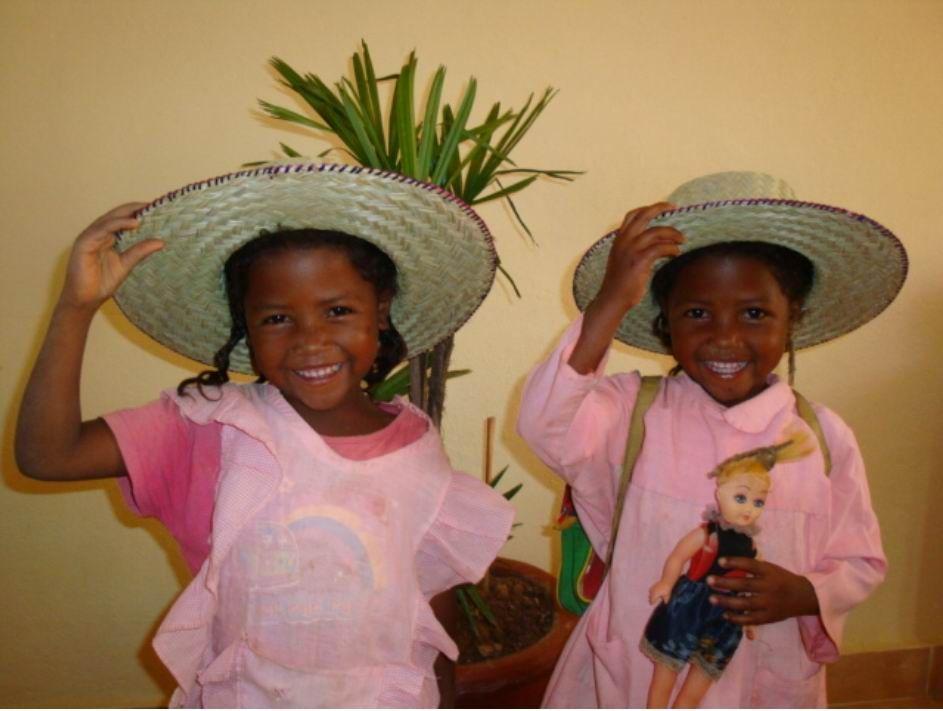 Dzieci ze szkoły w Ambohidratrimo na Madagaskarze pięknie i uśmiechem dziękują za studnię z czystą wodą.<br/>fot.ze zbiorów własnych