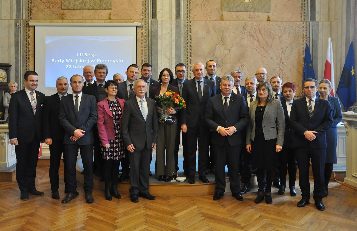 Obrady rozpoczęły się od miłego akcentu – wręczenia bukietu kwiatów byłej już przewodniczącej rady miejskiej Lucynie Podhalicz i wspólnego, pamiątkowego zdjęcia.<br/>fot.Paweł Bugira
