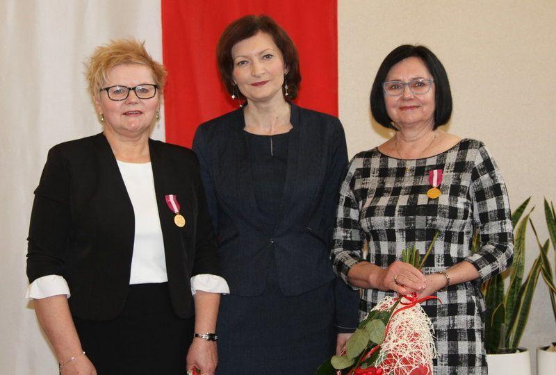Helena Dubielak i Halina Mach w towarzystwie wojewody podkarpackiego Ewy Leniart.<br/>fot.UG Lubaczów