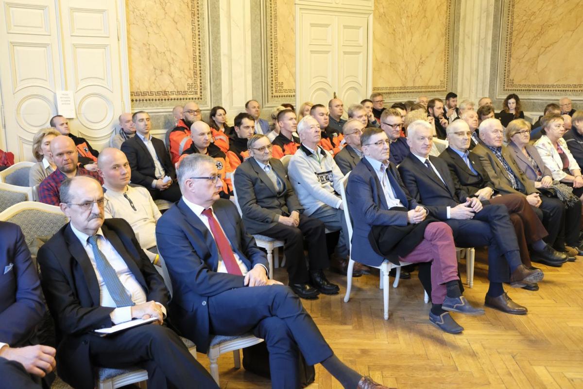 Na sesję przybyli m.in. posłowie: Andrzej Matusiewicz (PiS), Marek Rząsa (PO) i Wojciech Bakun (Kukiz’15), był przedstawiciel Sejmiku Województwa Podkarpackiego Maciej Lewicki, ratownicy medyczni, pracownicy szpitala. <br/>fot.Jacek Szwic