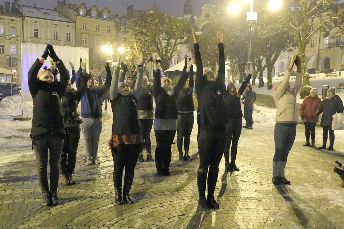 – Właśnie w formie tańca chcemy zaprotestować przeciwko przemocy wobec kobiet – tłumaczyły przemyślanki.<br/>fot.Jacek Szwic