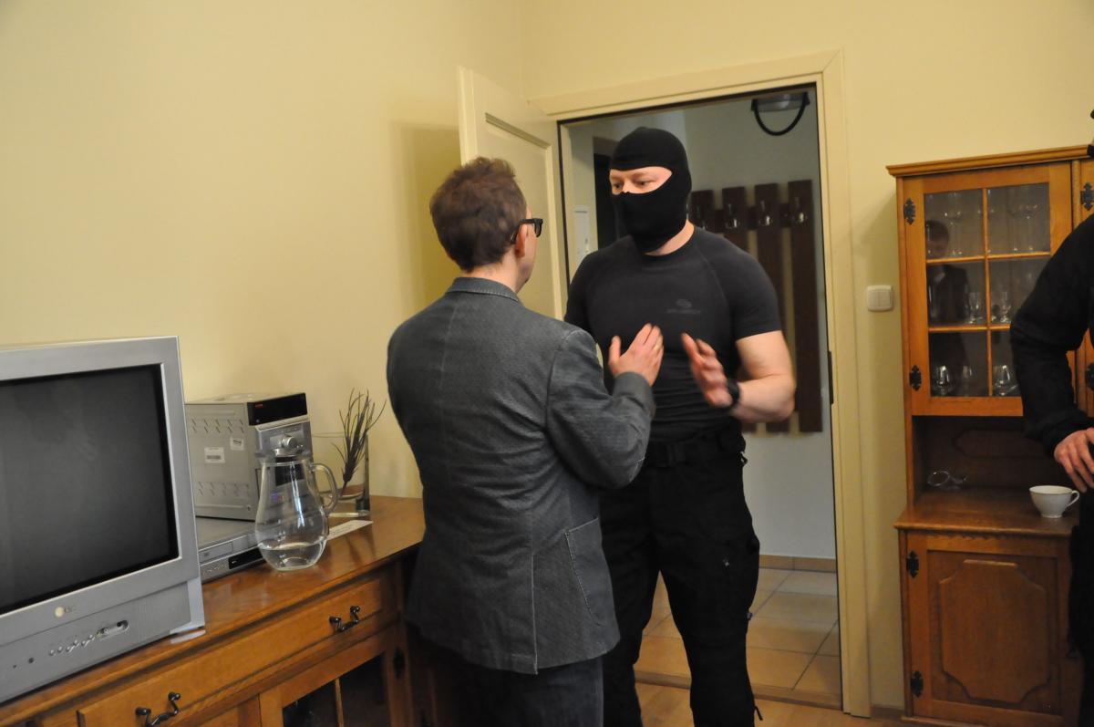 Strażnicy więzienni pokazywali kuratorom jak skutecznie radzić sobie w razie zagrożenia.<br/>fot.Paweł Bugira