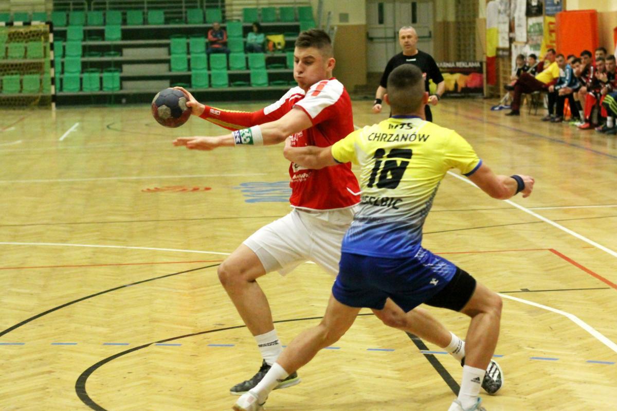 Konrad Bajwoluk (z piłką) zdobył w Zawierciu cztery bramki. Jedną z nich podsumował wynik spotkania.<br/>fot.Kamil Krukiewicz