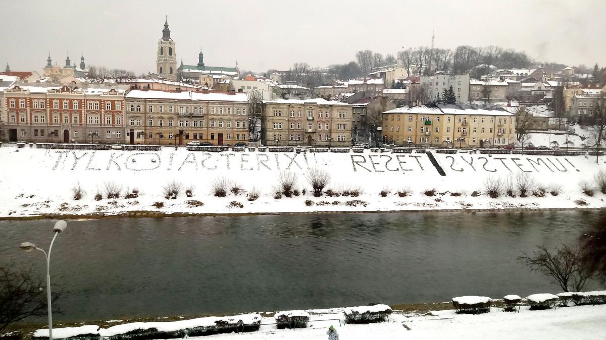 Na przełomie stycznia i lutego br. w Przemyślu spadł śnieg. Kilka dni później, tym razem na prawym nabrzeżu Sanu pojawił się ogromny napis, wydeptany w białym puchu – „Tylko Asterix. Reset systemu”. Co prawda komuś pomyliło się udeptywanie litery „S”, ale nie szkodzi...<br/>fot.Mariusz Godos