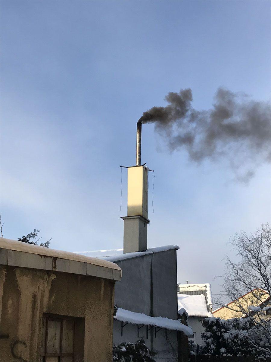 Dymiące kominy, w których spalany jest węgiel, a często śmieci, to największe zagrożenie dla stanu czystości powietrza.<br/>fot.ze zbiorów własnych