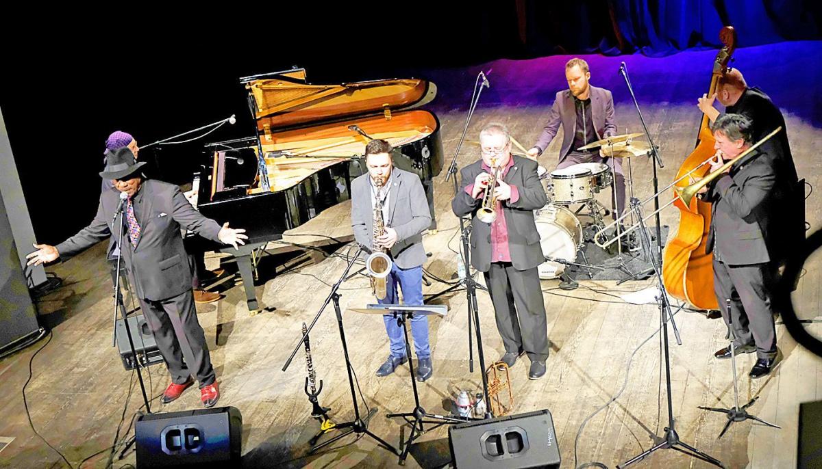 Jazz Band Ball Orchestra i Stanley Breckenridge na scenie przemyskiego zamku. <br/>fot.Jacek Szwic