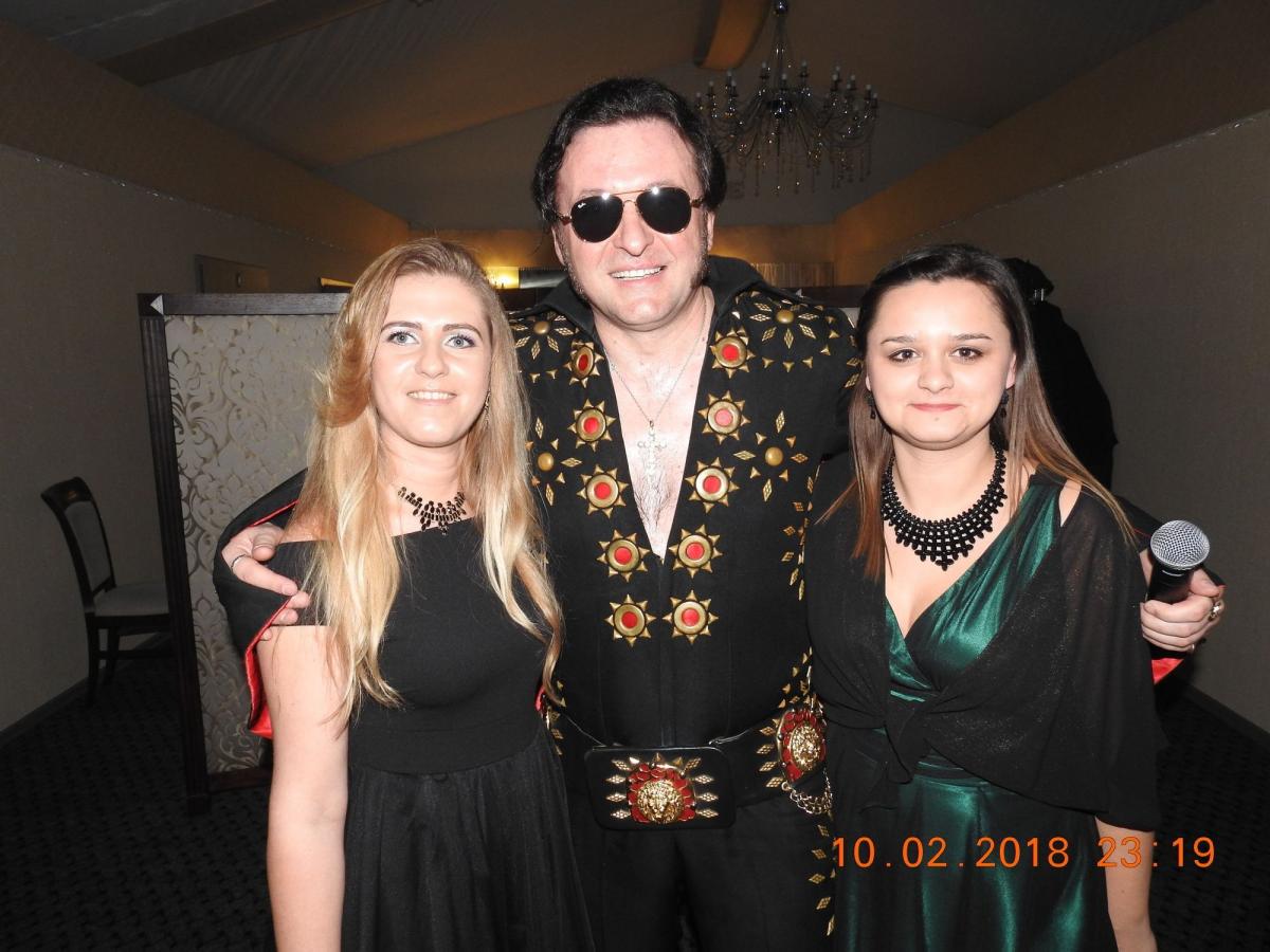 Elvis Marcin Życzyński serwował spragnionym dobrej zabawy najgłośniejsze hity króla rock and rolla.<br/>fot.materiały organizatora