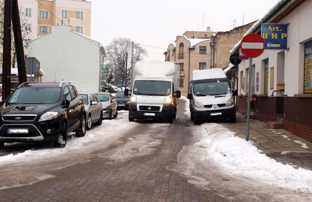 Tak wyglądałaby sytuacja na tym odcinku,gdyby został wprowadzony ruch dwukierunkowy. Jeden z samochodów, chcąc uniknąć stłuczki, musiałby wjechać na chodnik. Jeśli rzeczywiście decyzja o wprowadzeniu tam ruchu dwukierunkowego będzie pozytywna, będzie trzeba pogratulować decydentom rozsądku i... pocz