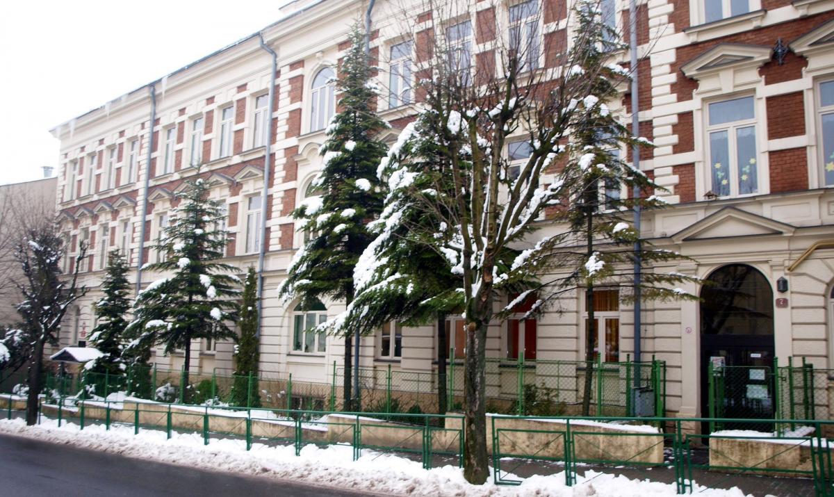 Dla części rodziców ten budynek to sentyment, piękna historia, wielu zacnych absolwentów. Dla innych ponury, ciemny, z wąskimi korytarzami z XIX wieku.<br/>fot.Mariusz Godos