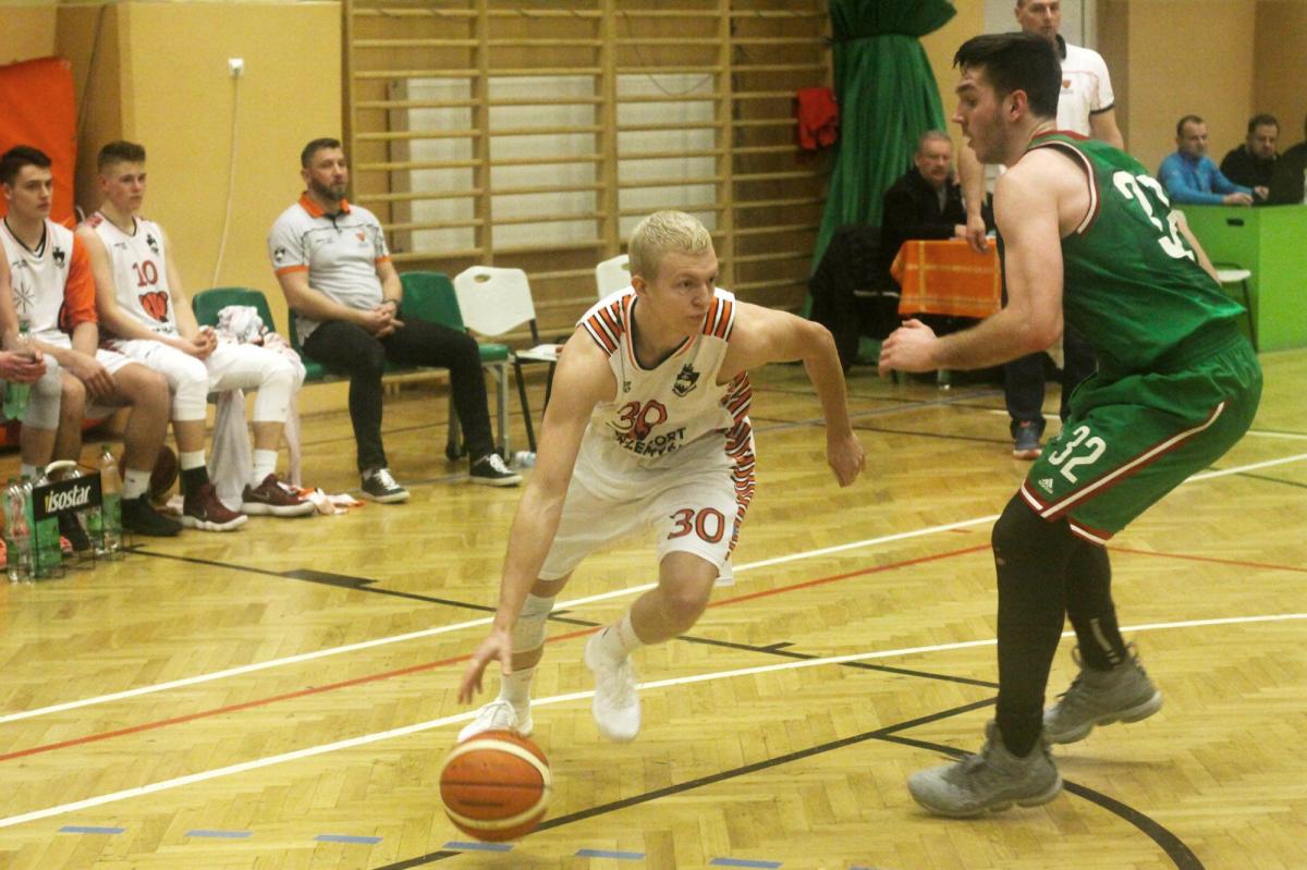 W akcji Karol Radoń. Obok Patryk Kędel z Legii Warszawa, który zrobił przemyślanom najwięcej krzywdy, zaliczając double-double (28 pkt; 14 zbiórek).<br/>fot.Kamil Krukiewicz