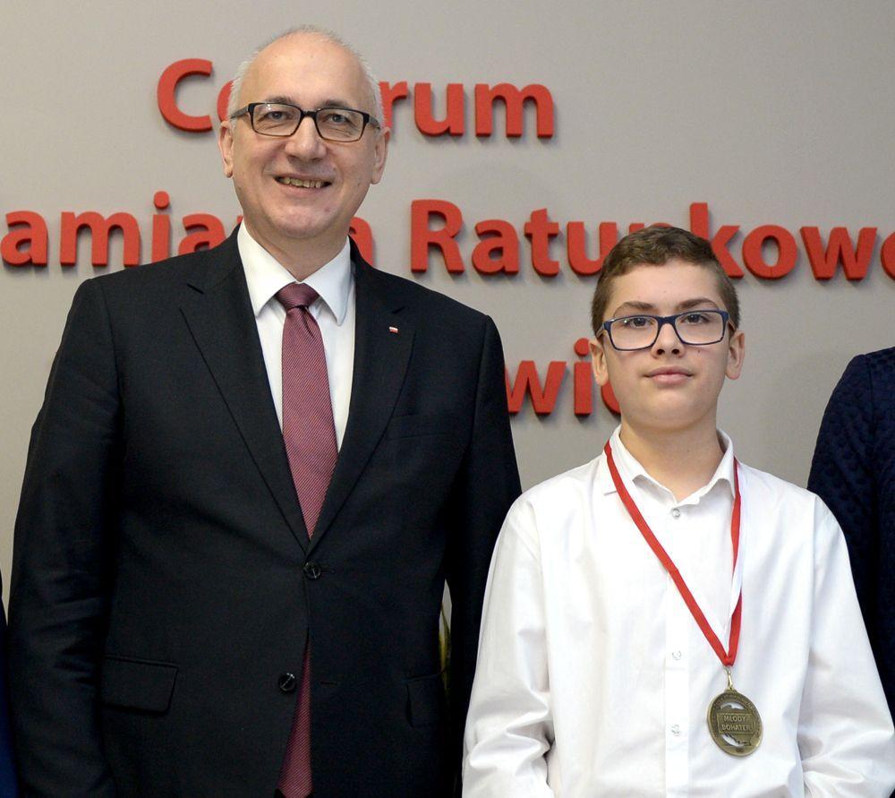 Szef MSWiA Joachim Brudziński gratulował Bartkowi godnej naśladowania postawy.<br/>fot.zbiory własne