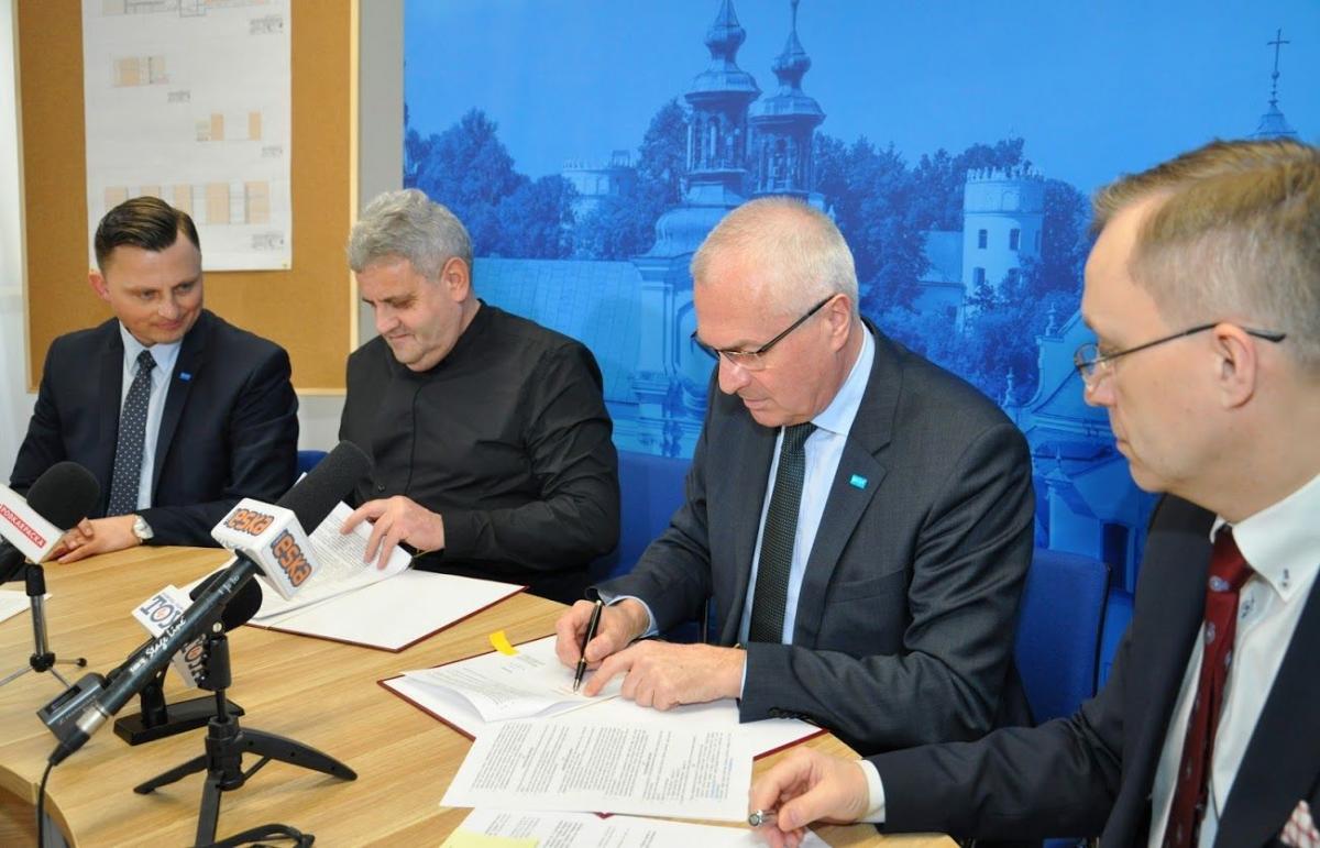 W podpisaniu umowy o budowie sali sportowej przy SP 14 w Przemyślu uczestniczyli m.in. (od lewej): szef Zakładu Usługowo-Remontowo-Budowlanego Antoni Bar i prezydent miasta Robert Choma.
  
